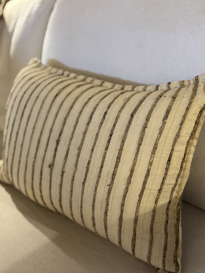 AMÉLIE2. RAISED THREAD WEAVE. SILK. CREAM AND BROWN. 60X40CM CUSHION.