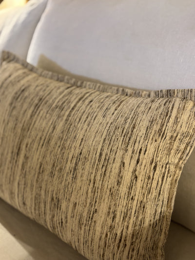 LARISA2. SILK THREAD WEAVE. CREAM AND NATURAL. 60X40CM CUSHION.